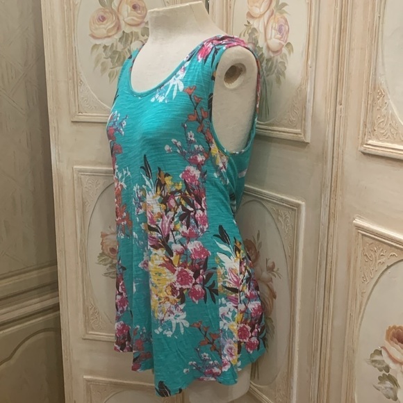 Beautiful floral sleeveless top - Picture 3 of 12